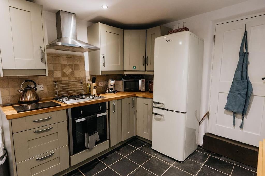 Fryers Cottage - Beautiful 2 Bedroom Town & Country Cottage On Edge Of Peak District Wirksworth ภายนอก รูปภาพ