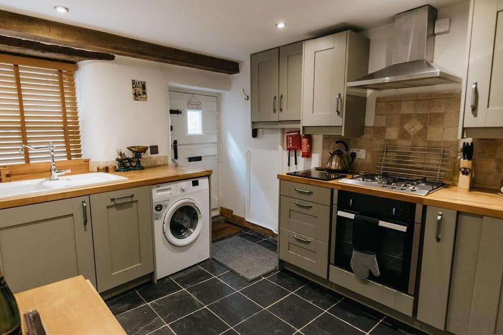 Fryers Cottage - Beautiful 2 Bedroom Town & Country Cottage On Edge Of Peak District Wirksworth ภายนอก รูปภาพ