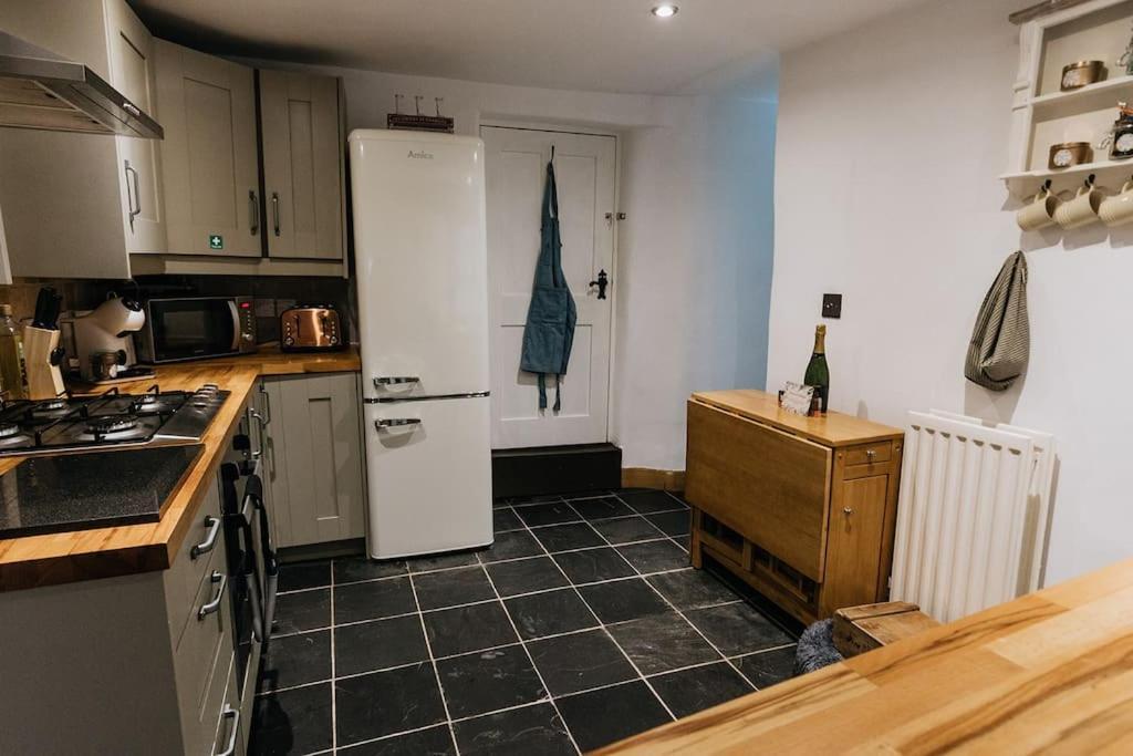 Fryers Cottage - Beautiful 2 Bedroom Town & Country Cottage On Edge Of Peak District Wirksworth ภายนอก รูปภาพ